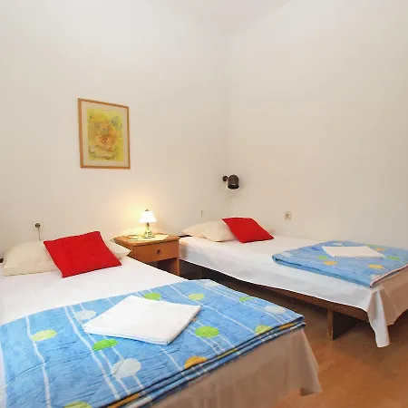 Vladimira 1569 Πούλα